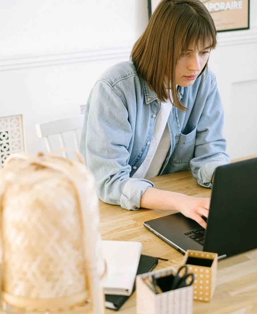 Auto-entrepreneuse gérant sa comptabilité sur son ordinateur portable
