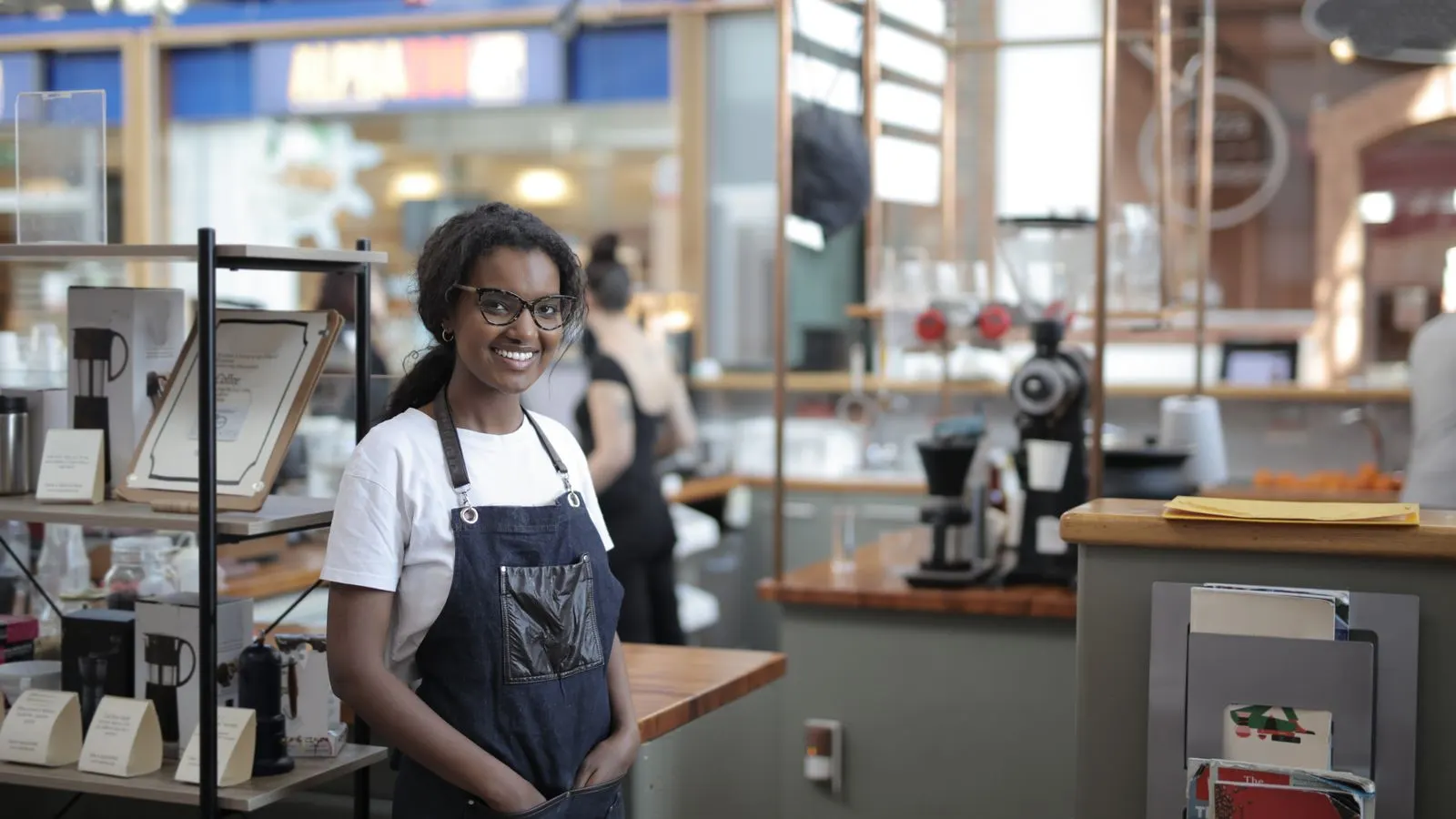 Micro-entrepreneure dans son commerce, prête à accueillir ses clients