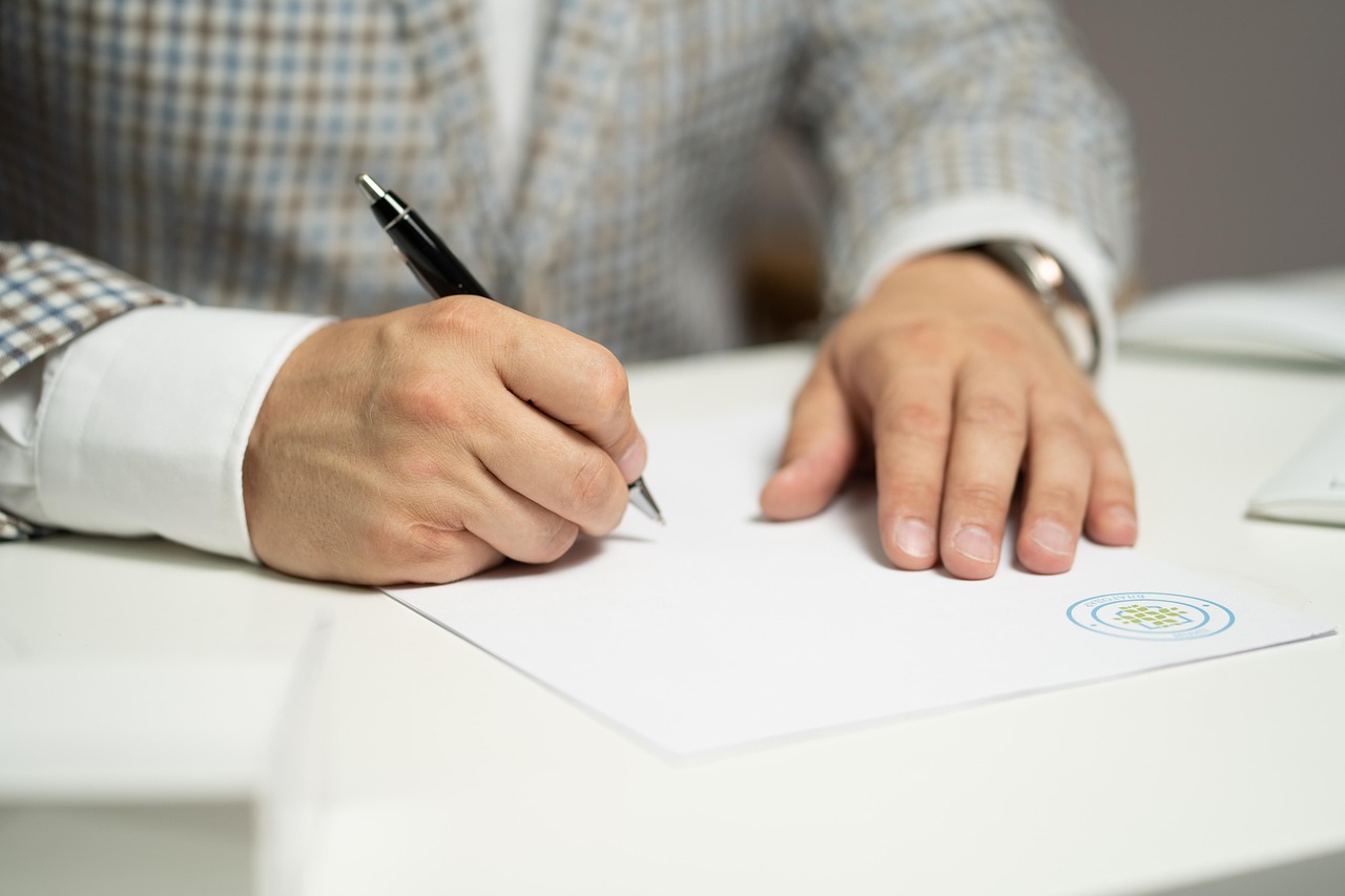 Comment accélérer la signature de vos contrats commerciaux : ce que les meilleures équipes font différemment