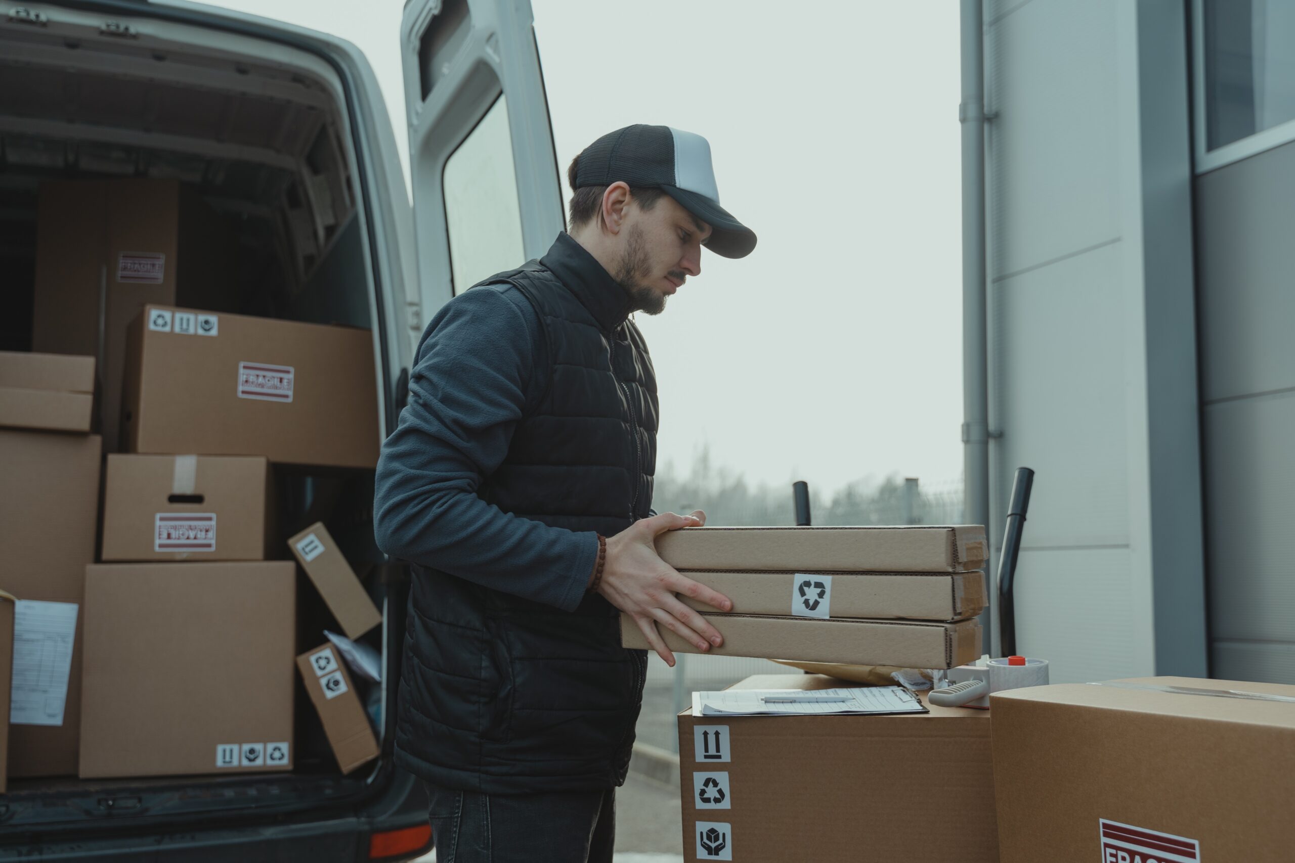 Comment planifier et organiser une journée de livraison de colis Amazon ?