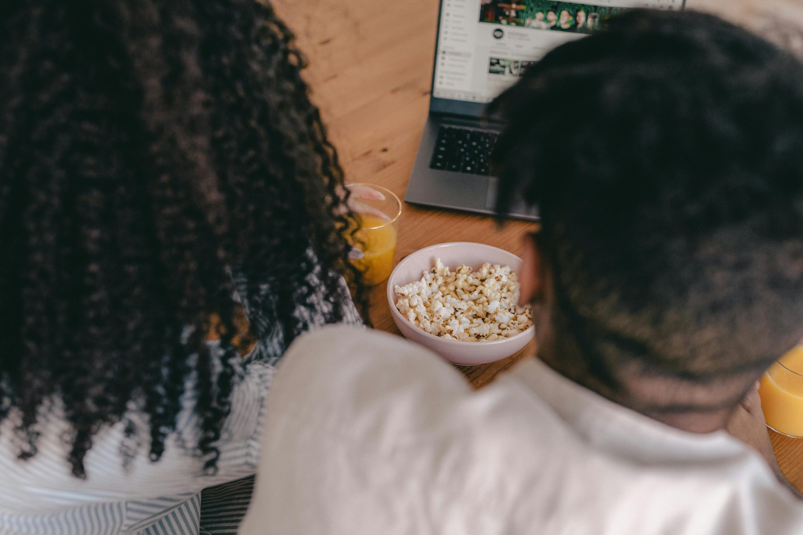 Lancer un business de divertissement en ligne : l’envie rencontre la bonne méthode