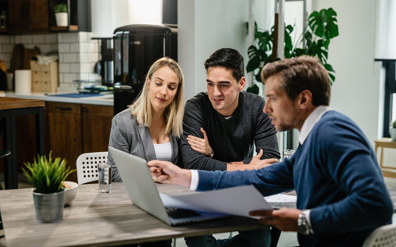 Publicité physique efficace pour agence immobilière : comment choisir et réussir votre communication